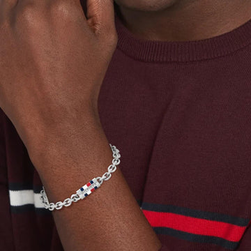 Ανδρικό βραχιόλι χειροπέδα Tommy Hilfiger 2790652 από ατσάλι σε ασημί χρώμα, φορεμένο.